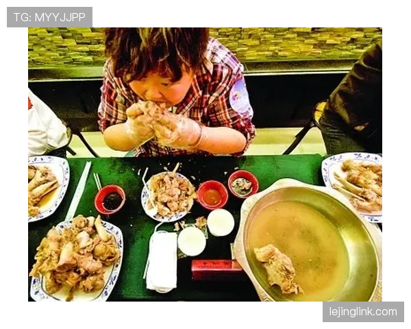 孙准浩训练完直接啃生鸡胸肉，这自律看得我饭都吃不香了